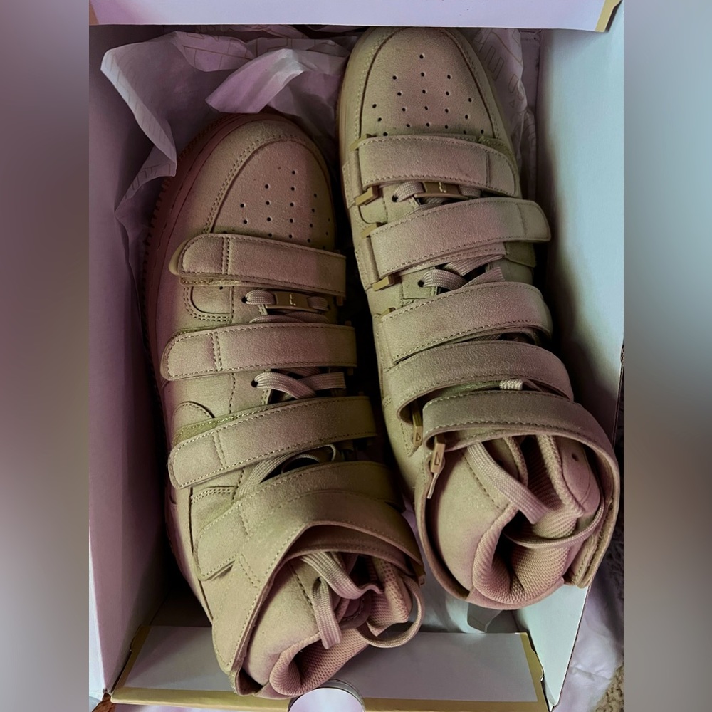Billie Eilish mushroom nike sneakers. Size 10.5 men’s/12 women’s. - Picture 1 of 6